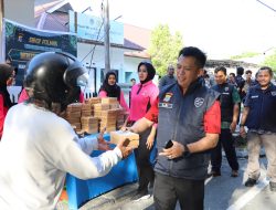 Tebar Kebaikan di Bulan Suci Ramadhan, Ditressiber Polda Sulteng Bagikan Sembako dan Takjil ke Masyarakat