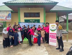 Polsek Mori Atas Bersama Bhayangkari Berbagi Takjil kepada Santri & Jemaah Masjid di Morut