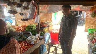 Sat Reskrim Polres Bangkep Pantau Stabilitas Harga Pangan di Pasar Tradisional Banggai Laut