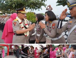 Tradisi Pedang Pora & Isak Haru Personel Warnai Pelepasan Irjen Pol (Purn) Endi Sutendi di Polda Sulteng