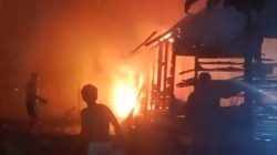 Polsek Lobangkurung Evakuasi Korban Kebakaran Rumah Kayu di Mansalean