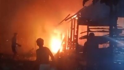 Polsek Lobangkurung Evakuasi Korban Kebakaran Rumah Kayu di Mansalean