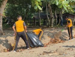 Jaga Kelestarian Destinasi Wisata Morowali, Personel Batalyon C Pelopor Bersihkan Lingkungan Pantai Sione