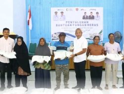Bupati Banggai Laut Salurkan Bantuan Beras Ketahanan Pangan Nasional untuk 212 KK di Desa Adean