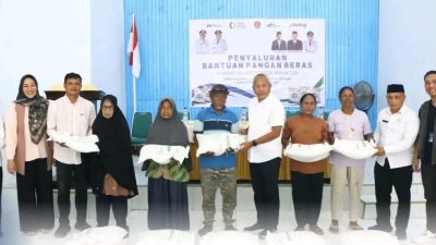 Bupati Banggai Laut Salurkan Bantuan Beras Ketahanan Pangan Nasional untuk 212 KK di Desa Adean